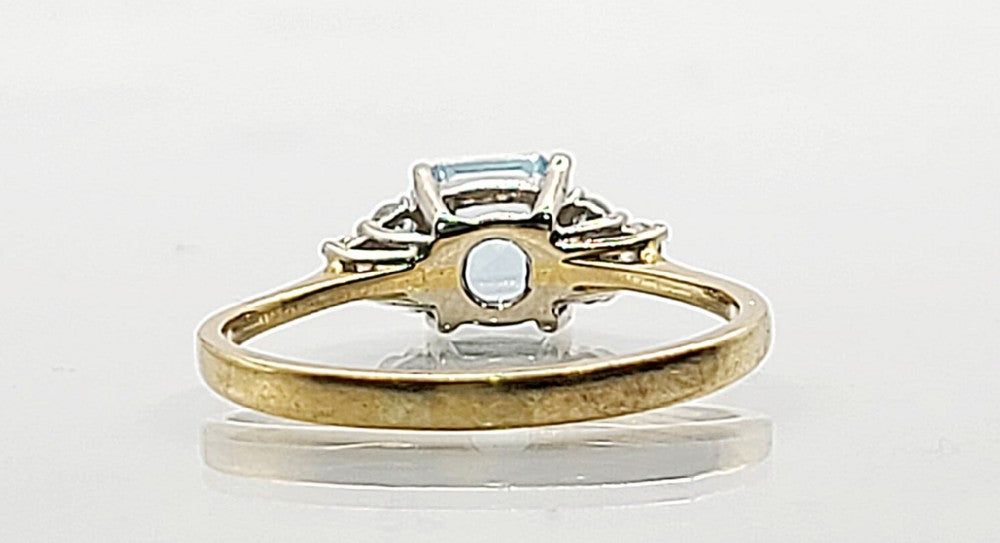 Aquamarine with Diamond Shoulders 18ct Gold Ring (M1/2)
