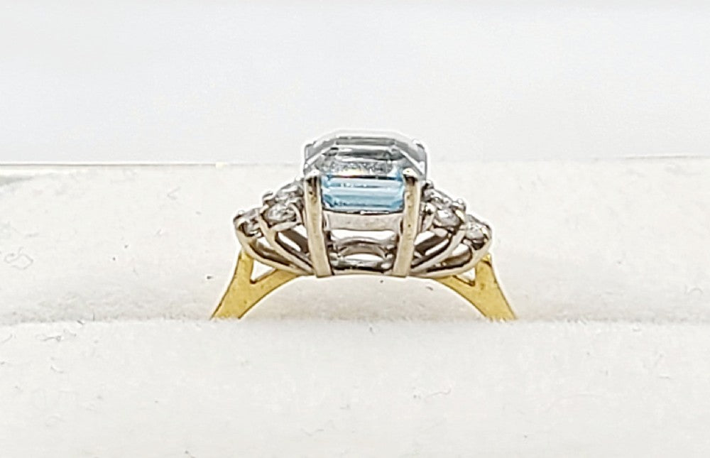 Aquamarine with Diamond Shoulders 18ct Gold Ring (M1/2)