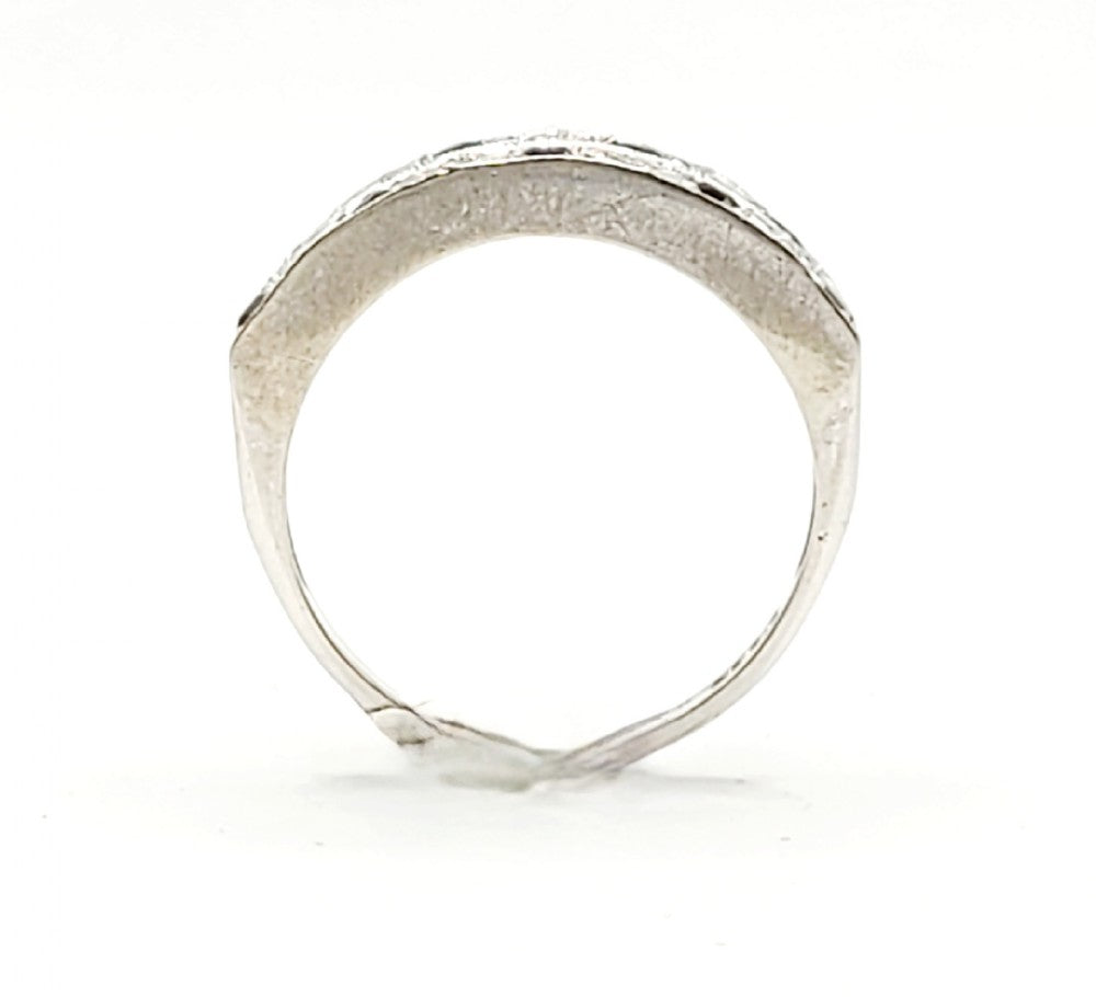 Sapphire & Illusion set Diamonds on White Gold Band Ring (N1/2)