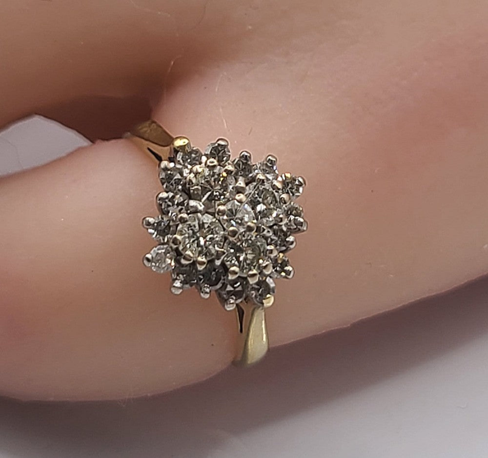 Diamond (approx 0.55ct) 18ct Gold Cluster Ring (J1/2)