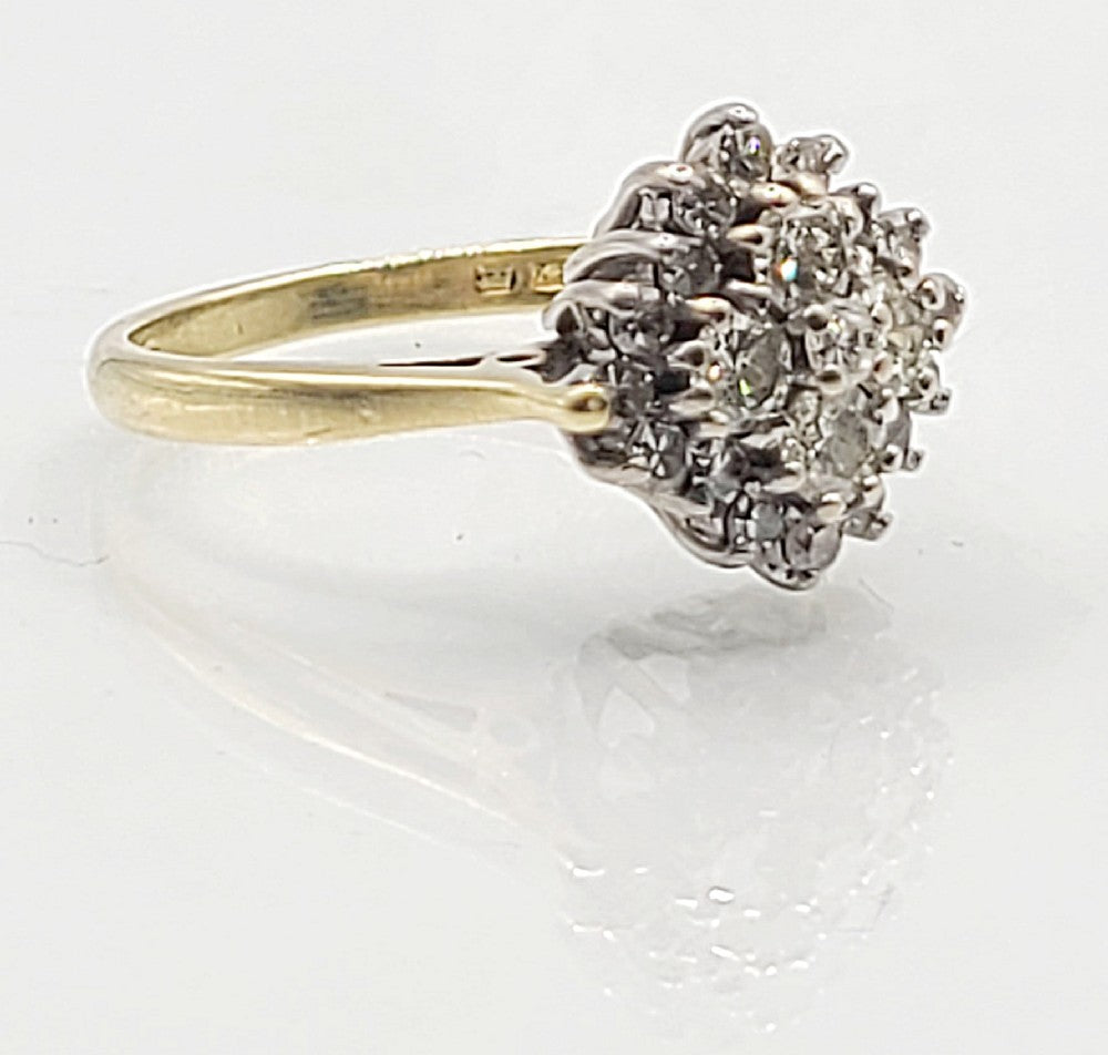 Diamond (approx 0.55ct) 18ct Gold Cluster Ring (J1/2)