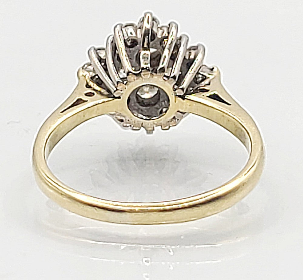 Diamond (approx 0.55ct) 18ct Gold Cluster Ring (J1/2)
