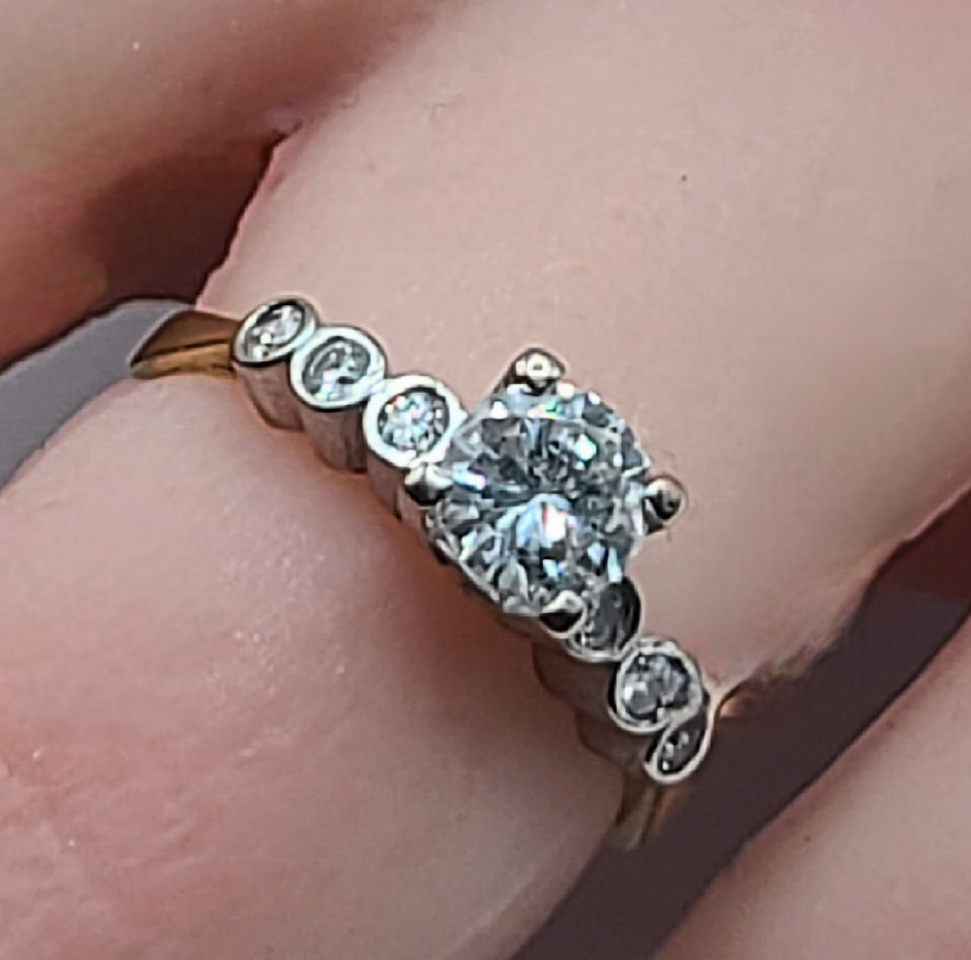 Art deco Ring set with 7 Diamonds on 18ct Gold - Size J1/2