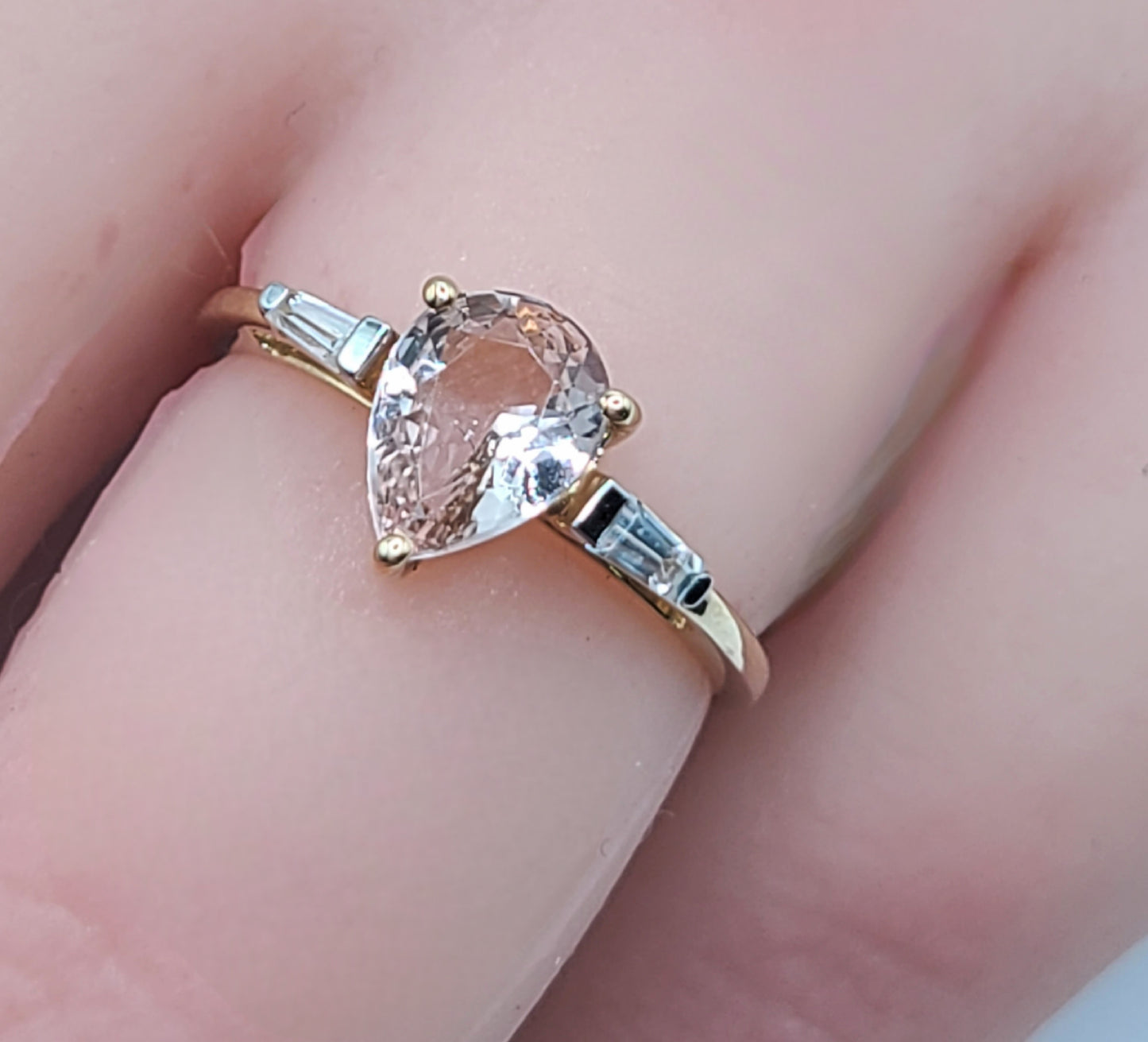 Morganite & Diamond 9ct Gold Ring (L1/2)