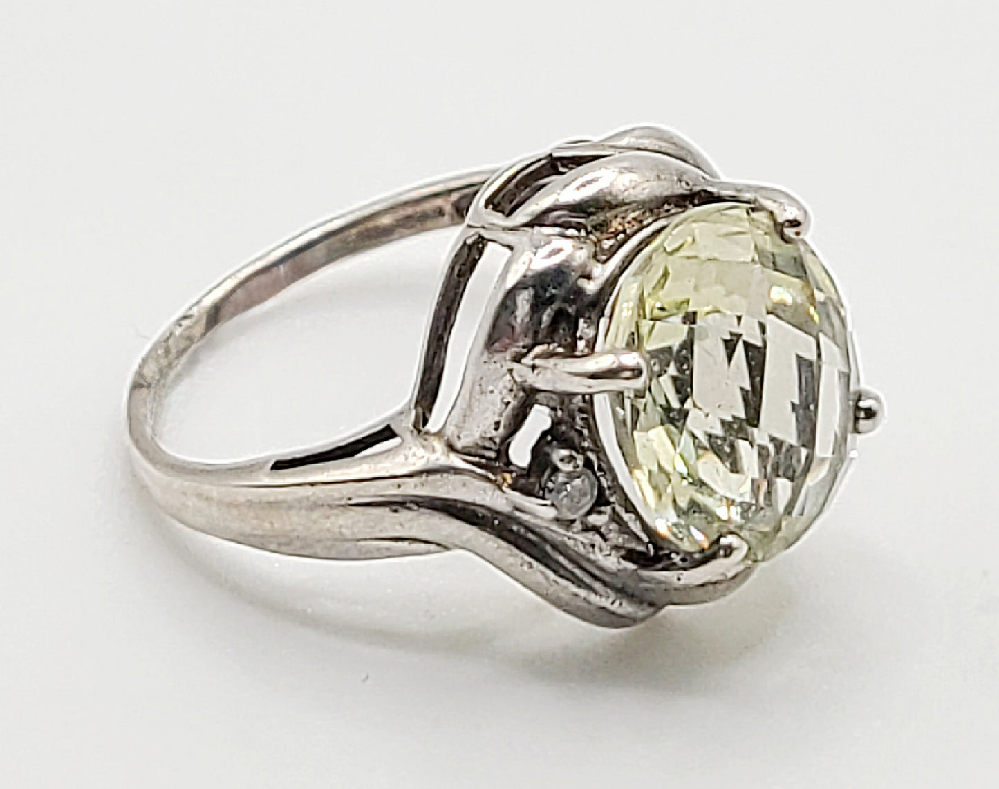 Vintage Oval Cut Apatite & Diamond Chip Flank set into 925 Sterling Silver Ring (O)