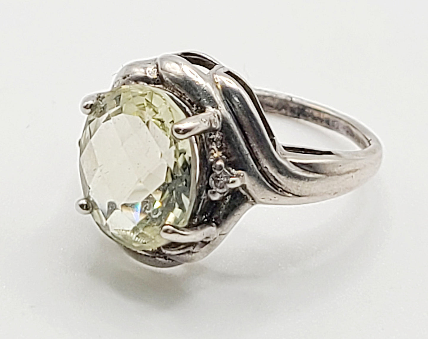 Vintage Oval Cut Apatite & Diamond Chip Flank set into 925 Sterling Silver Ring (O)