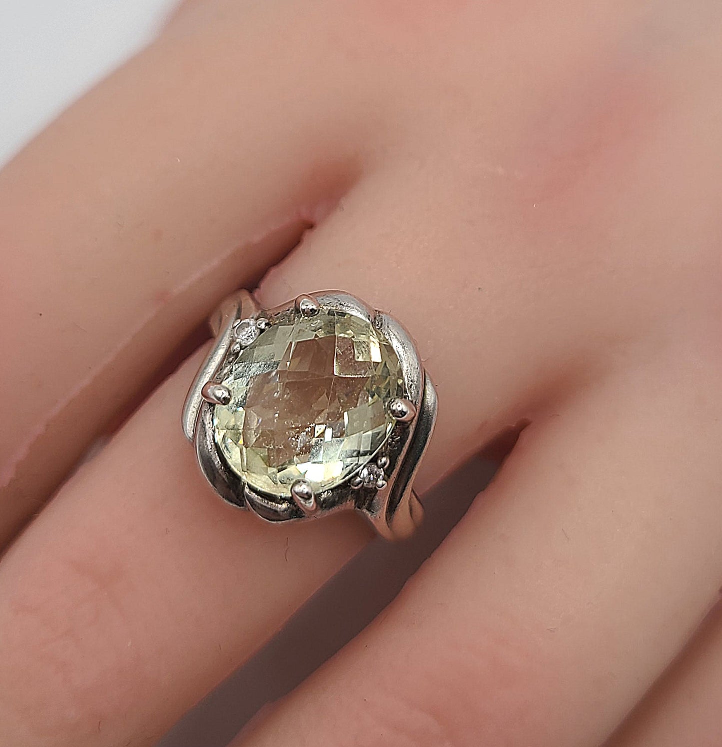 Vintage Oval Cut Apatite & Diamond Chip Flank set into 925 Sterling Silver Ring (O)