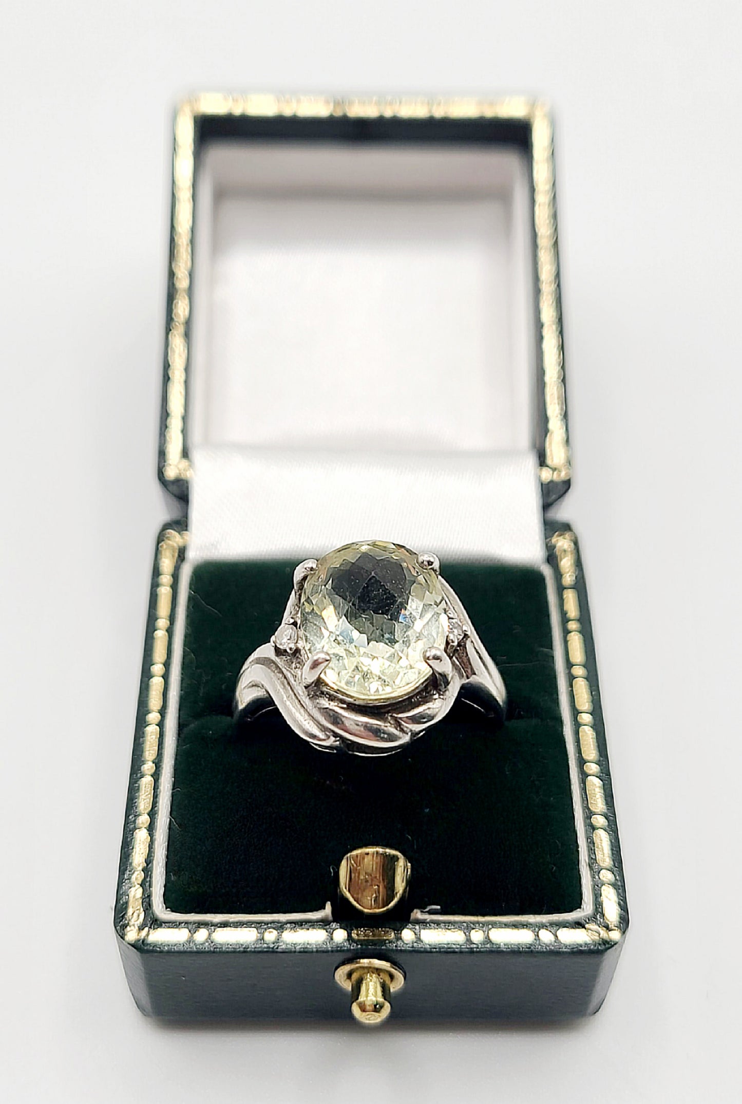 Vintage Oval Cut Apatite & Diamond Chip Flank set into 925 Sterling Silver Ring (O)