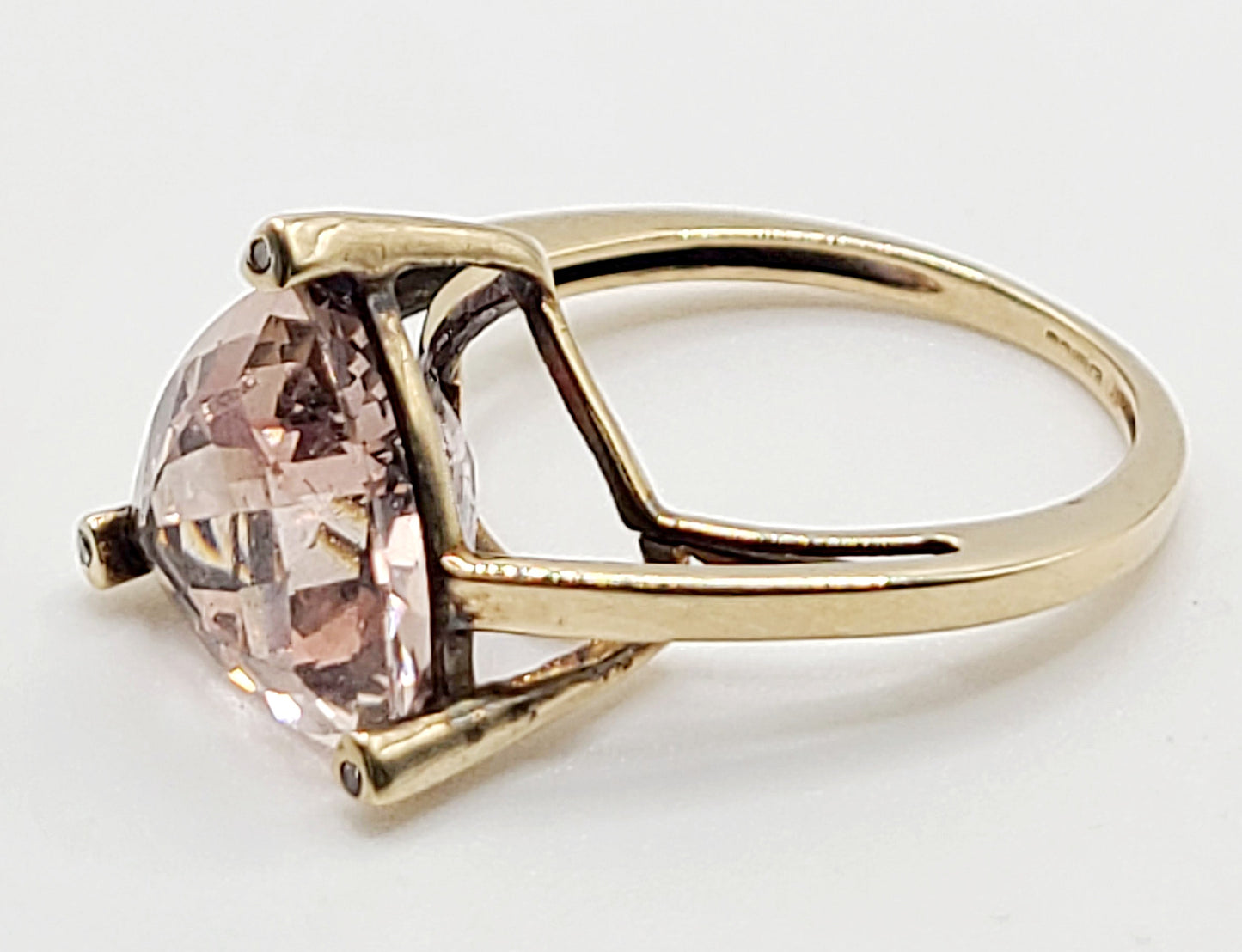 Trilliant Cut approx 5ct Morganite on 9ct Gold Ring