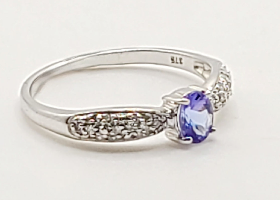Tanzanite 9ct Gold Ring with Diamond Shoulders