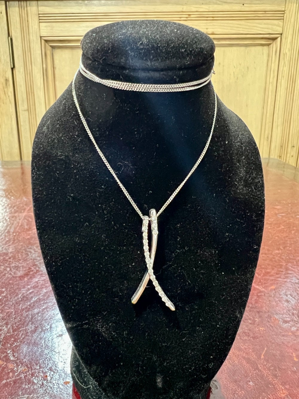 18ct White Gold & Diamond Pendant on 9ct White Gold Chain