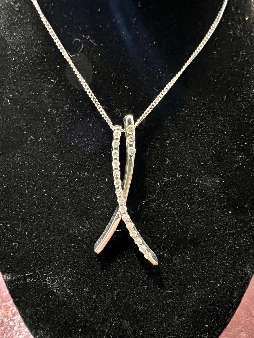 18ct White Gold & Diamond Pendant on 9ct White Gold Chain