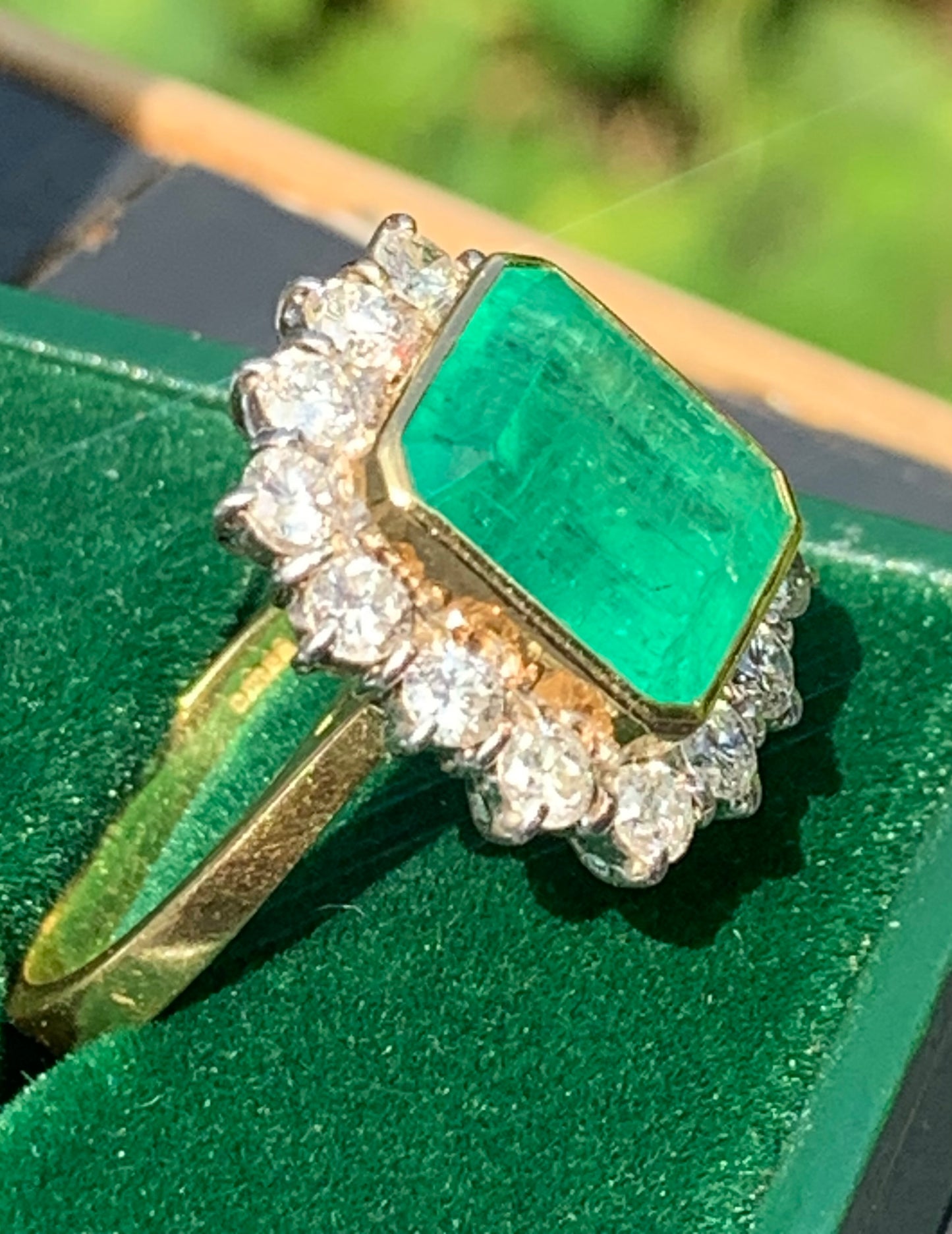 Exceptional 8.3ct Columbian Emerald & Diamond 18ct Gold Cluster Ring - Size P1/2