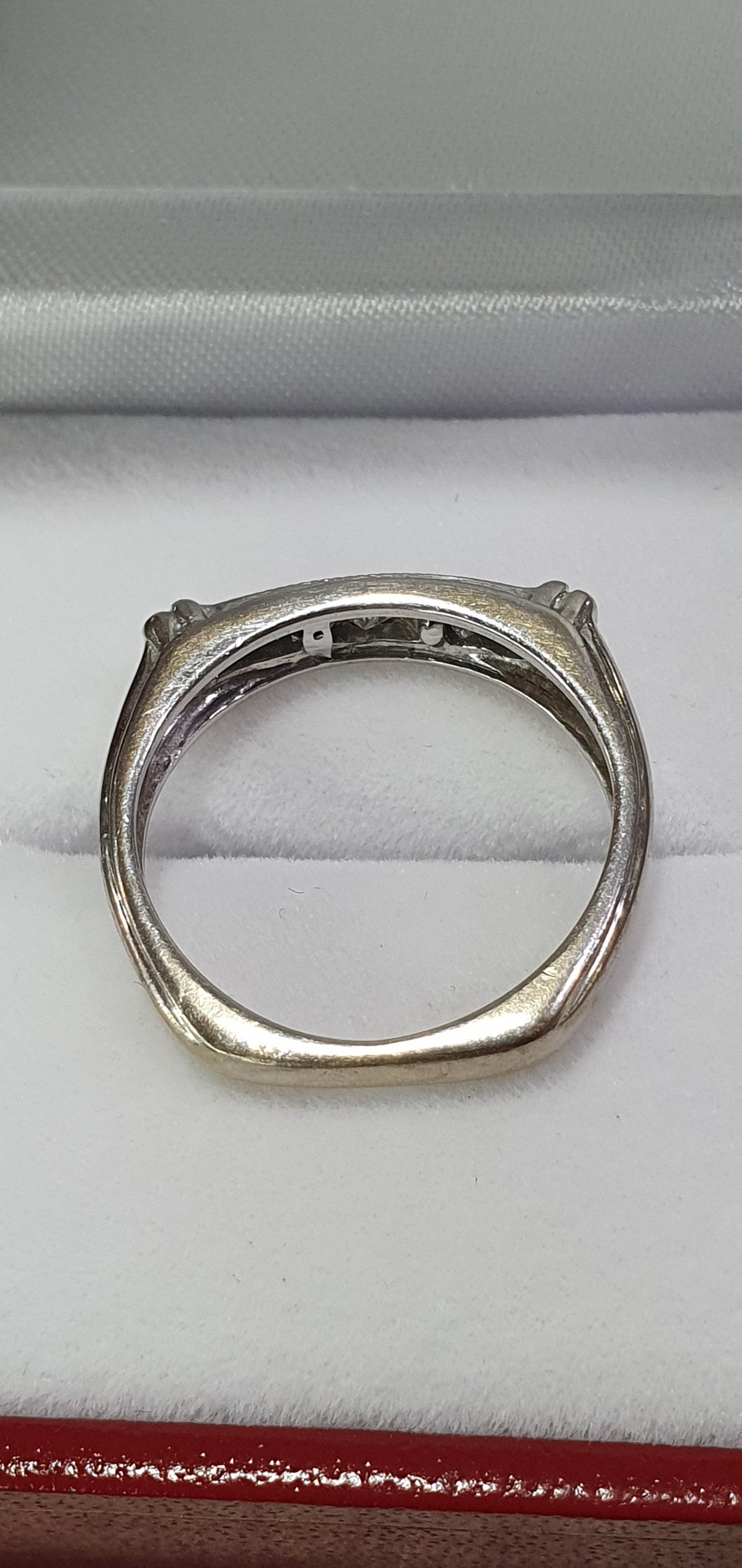 Fine Art Deco Style Diamond 18ct White Gold Ring