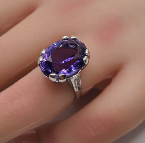 Tanzanite & Diamond Solitaire 18ct Gold Ring
