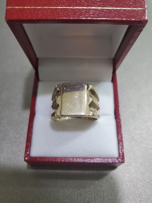 Heavy Vintage 9ct Gold Signet Ring (S1/2)