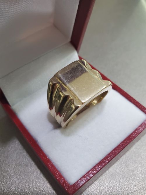Heavy Vintage 9ct Gold Signet Ring (S1/2)