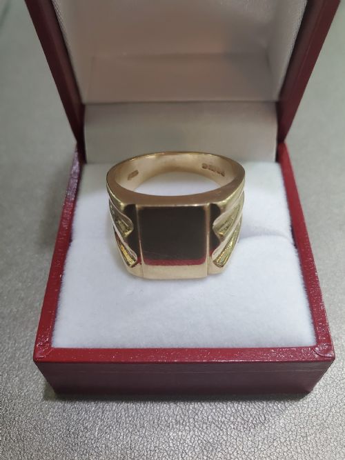 Heavy Vintage 9ct Gold Signet Ring (S1/2)