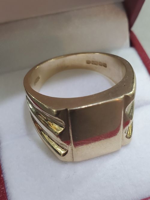 Heavy Vintage 9ct Gold Signet Ring (S1/2)