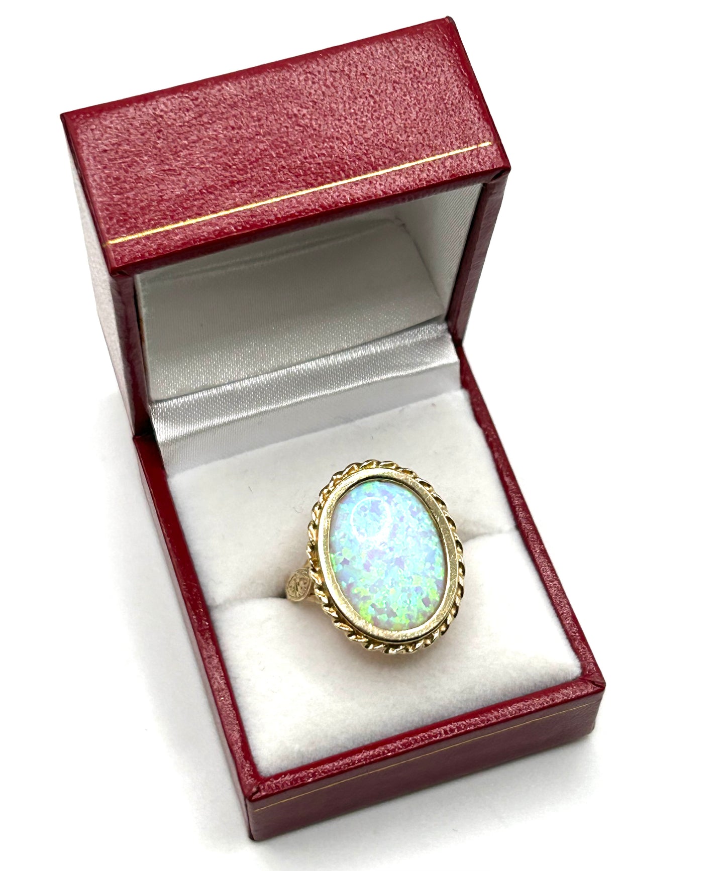 Fine Exceptional Gilson Style Man Made Opal With Flashes of Green and Red 9ct gold ring - Size S