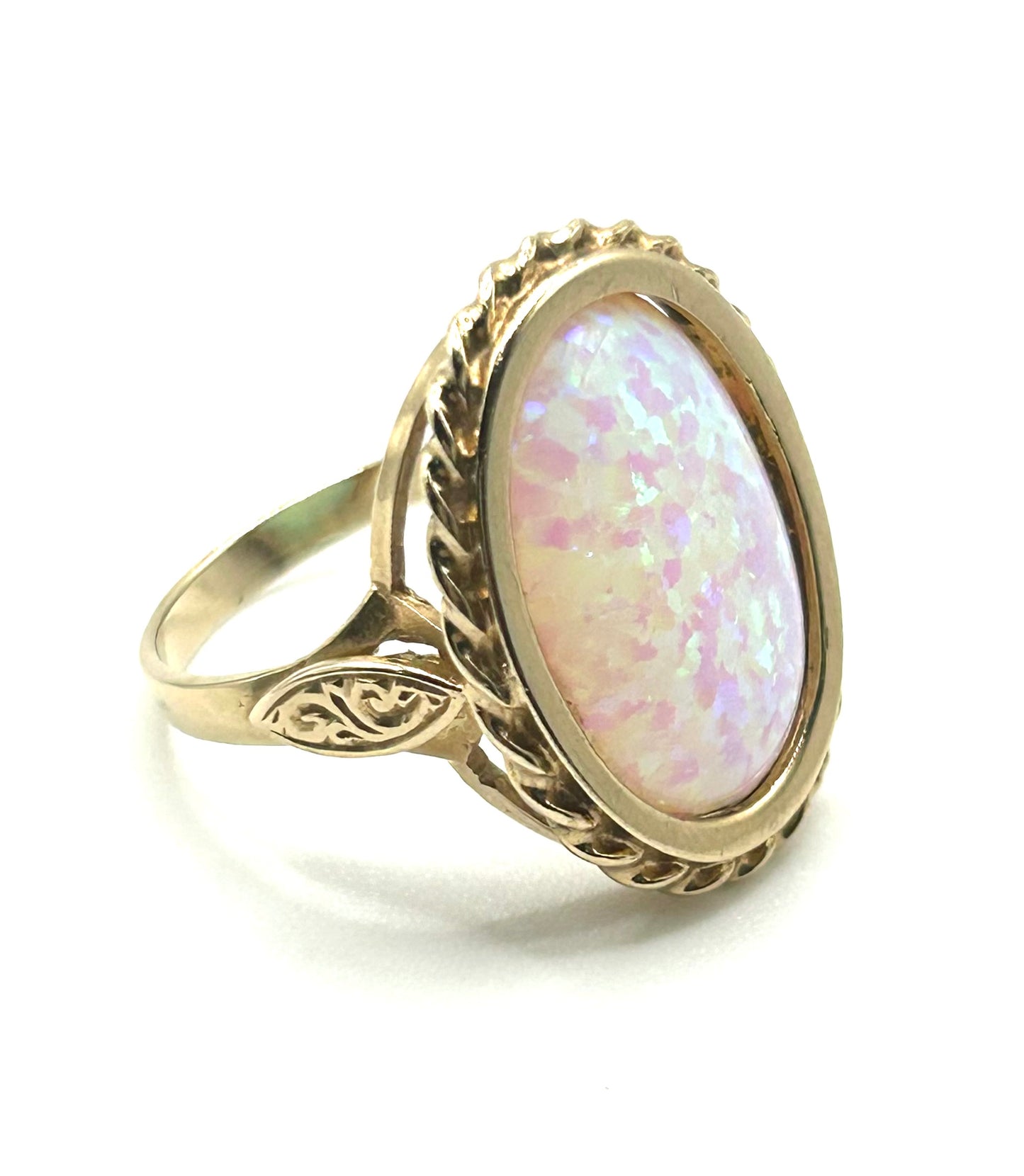 Fine Exceptional Gilson Style Man Made Opal With Flashes of Green and Red 9ct gold ring - Size S