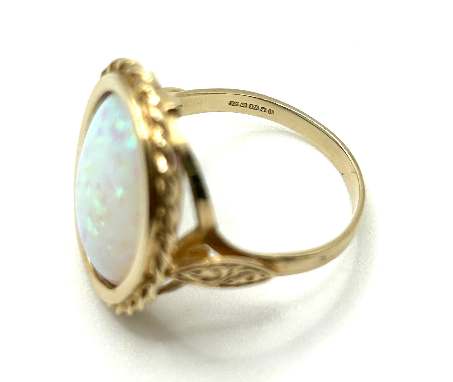 Fine Exceptional Gilson Style Man Made Opal With Flashes of Green and Red 9ct gold ring - Size S