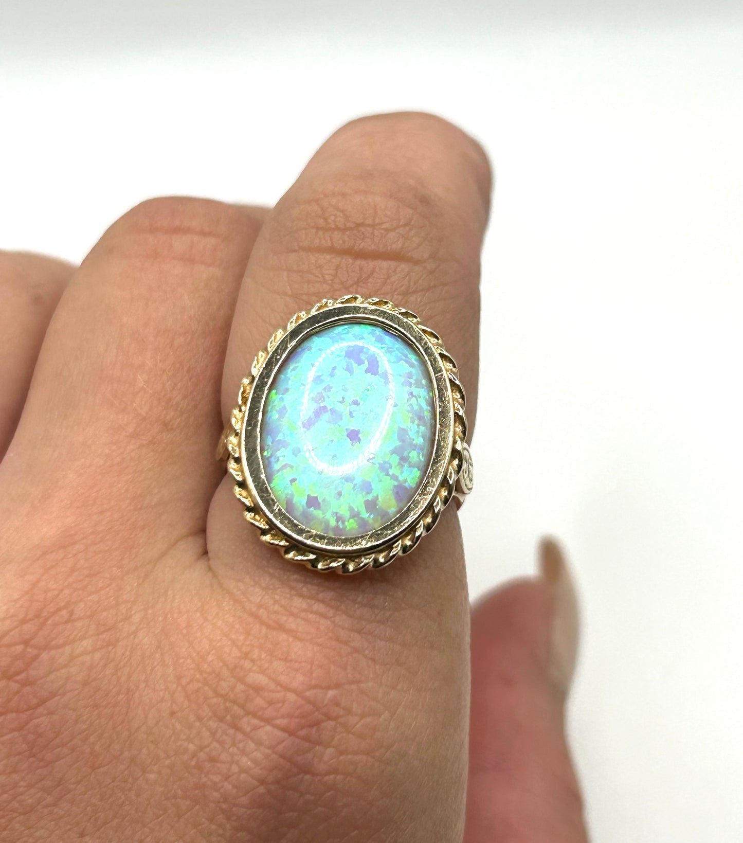 Fine Exceptional Gilson Style Man Made Opal With Flashes of Green and Red 9ct gold ring - Size S