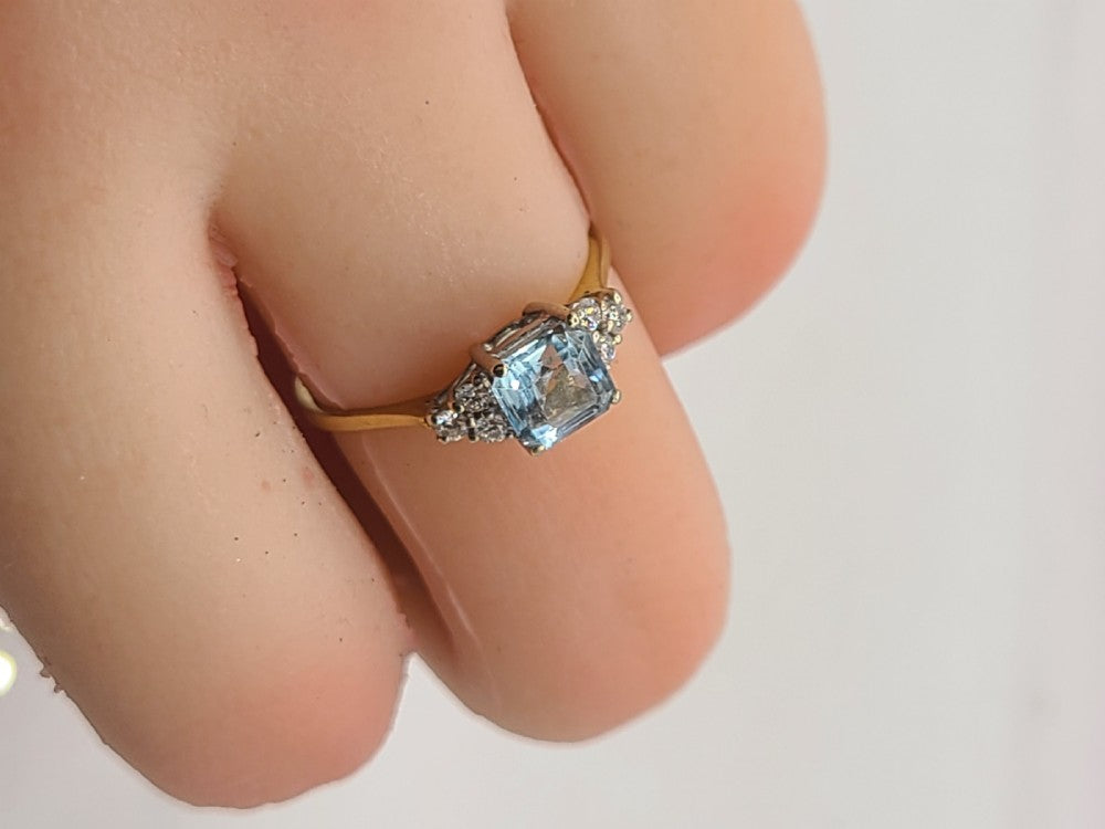 Aquamarine with Diamond Shoulders 18ct Gold Ring (M1/2)