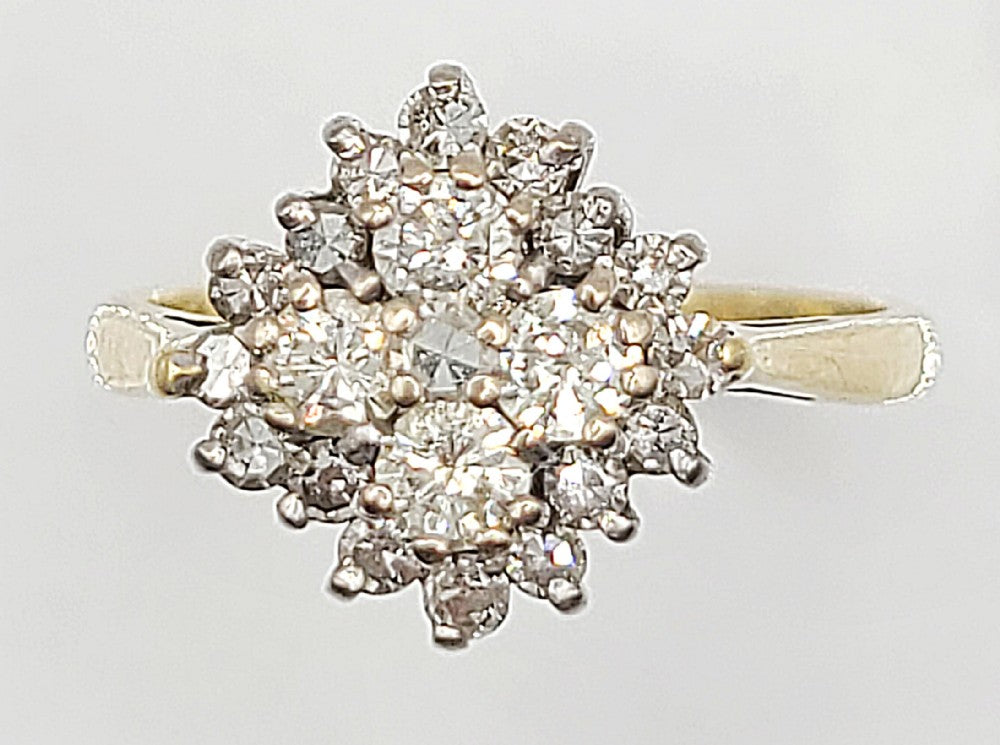 Diamond (approx 0.55ct) 18ct Gold Cluster Ring (J1/2)
