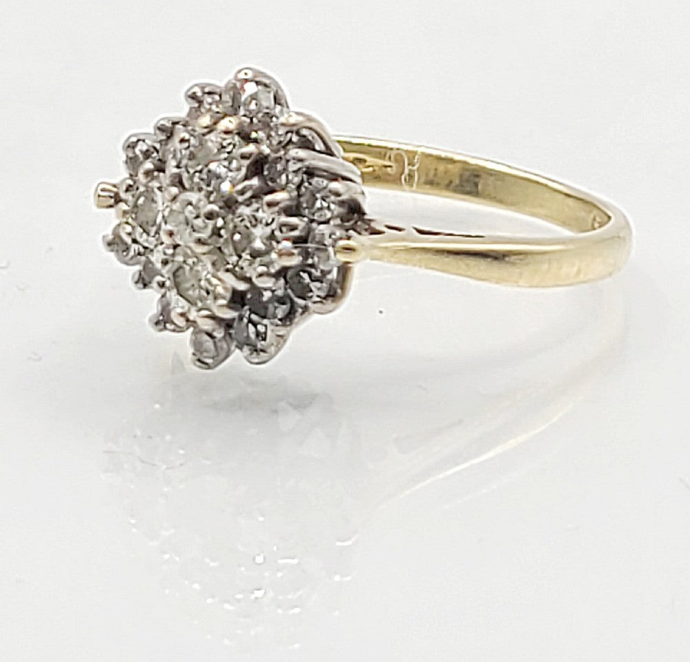Diamond (approx 0.55ct) 18ct Gold Cluster Ring (J1/2)