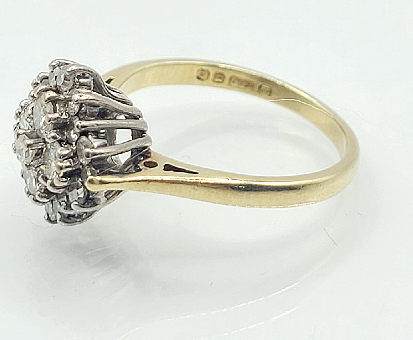 Diamond (approx 0.55ct) 18ct Gold Cluster Ring (J1/2)