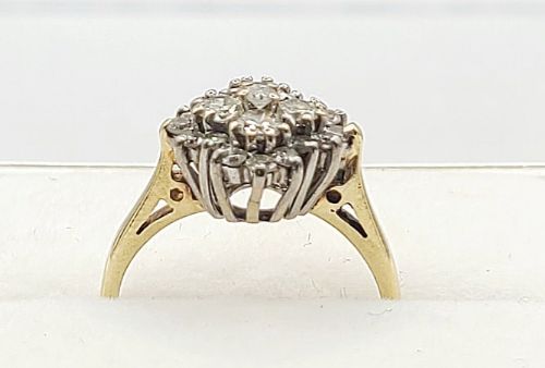 Diamond (approx 0.55ct) 18ct Gold Cluster Ring (J1/2)