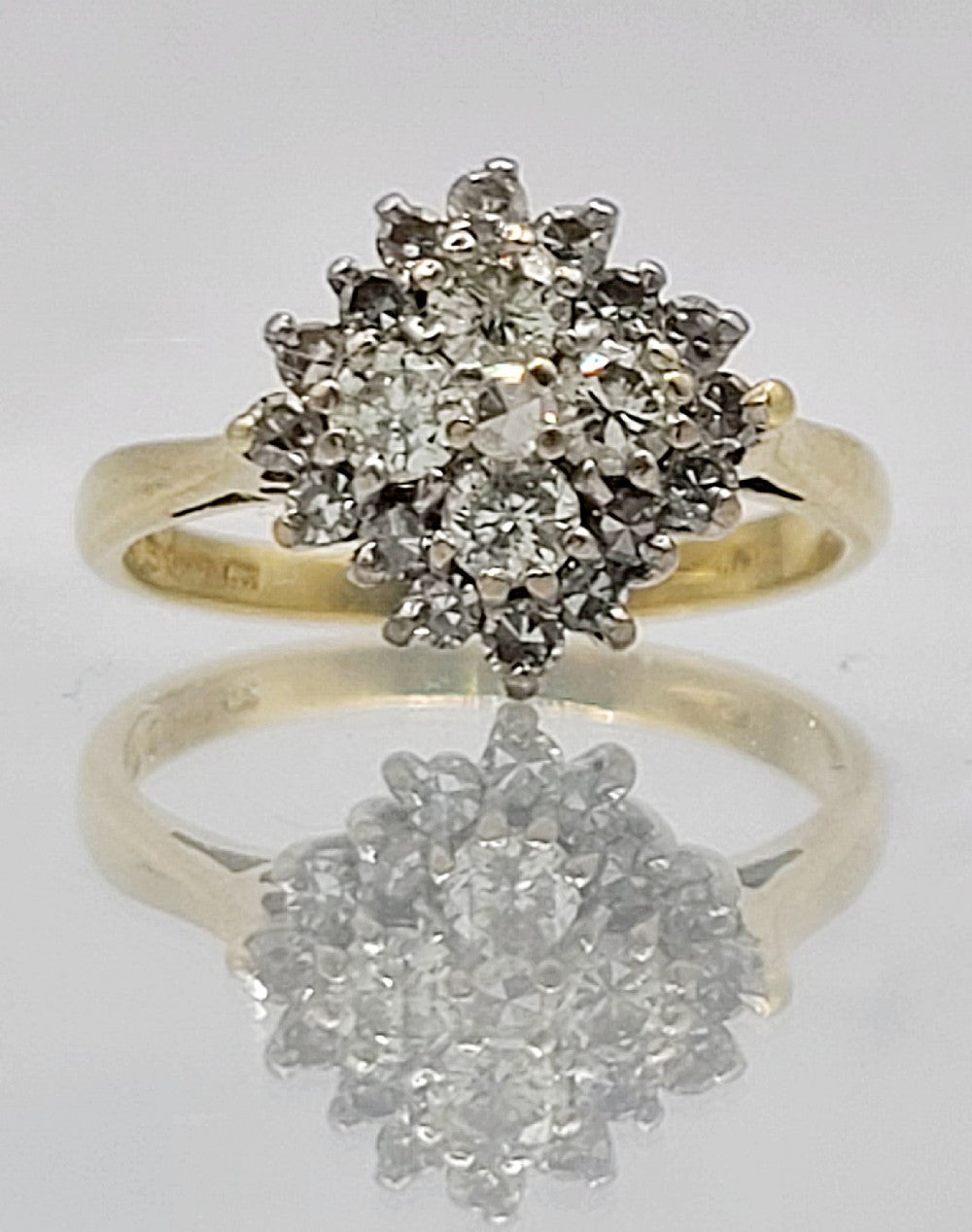 Diamond (approx 0.55ct) 18ct Gold Cluster Ring (J1/2)