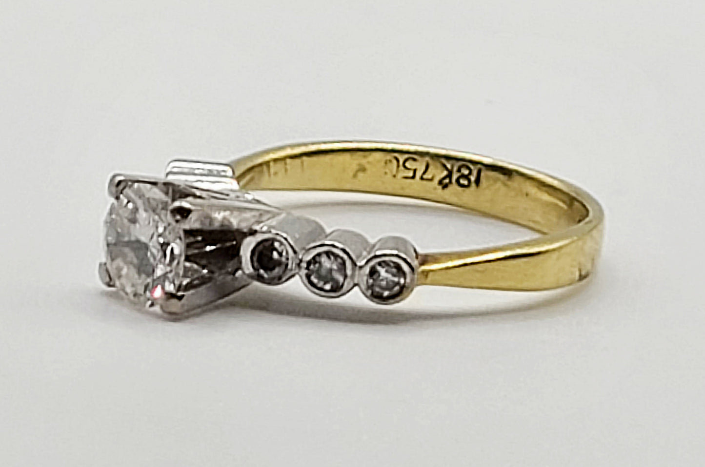 Art deco Ring set with 7 Diamonds on 18ct Gold - Size J1/2