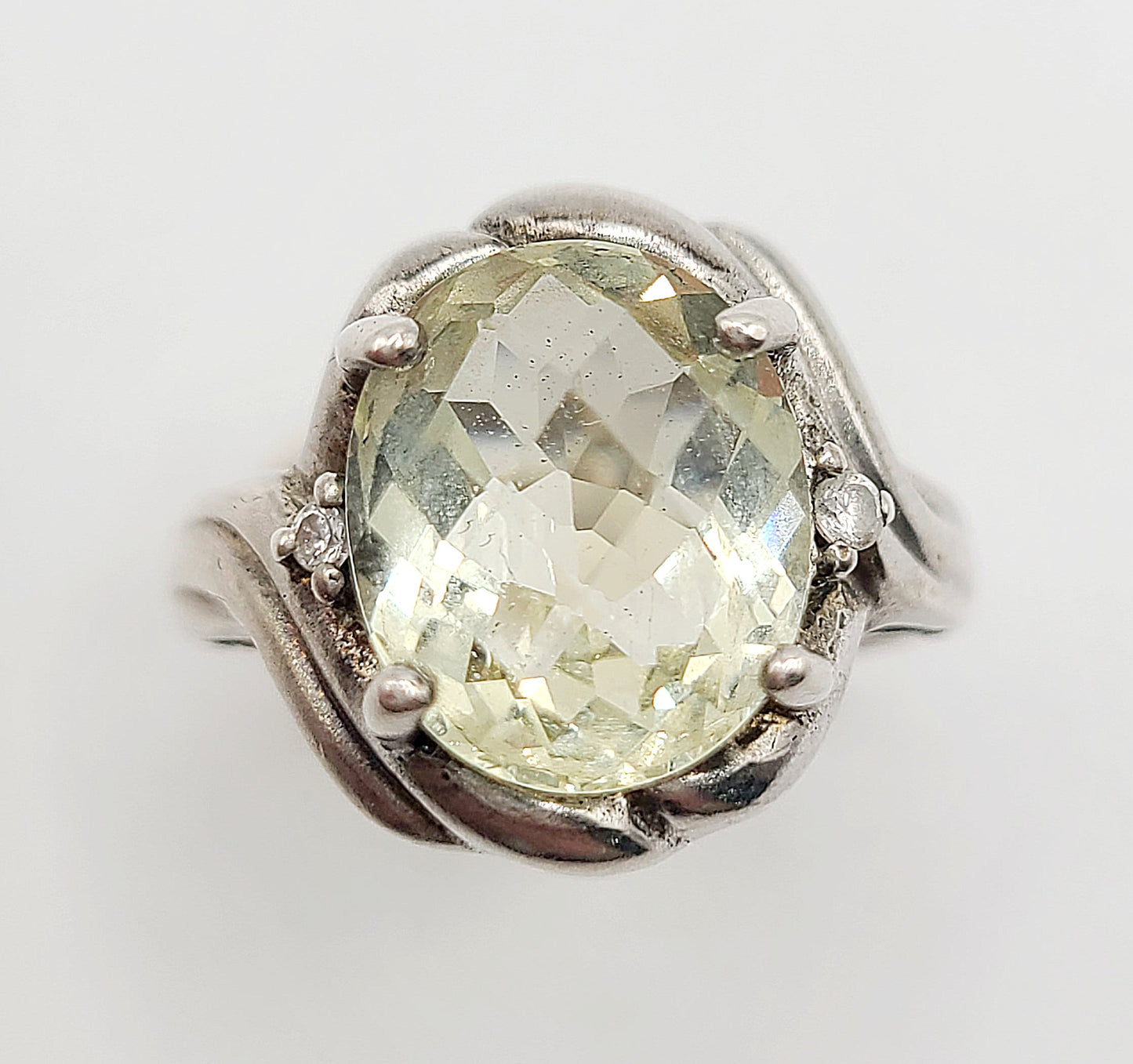 Vintage Oval Cut Apatite & Diamond Chip Flank set into 925 Sterling Silver Ring (O)