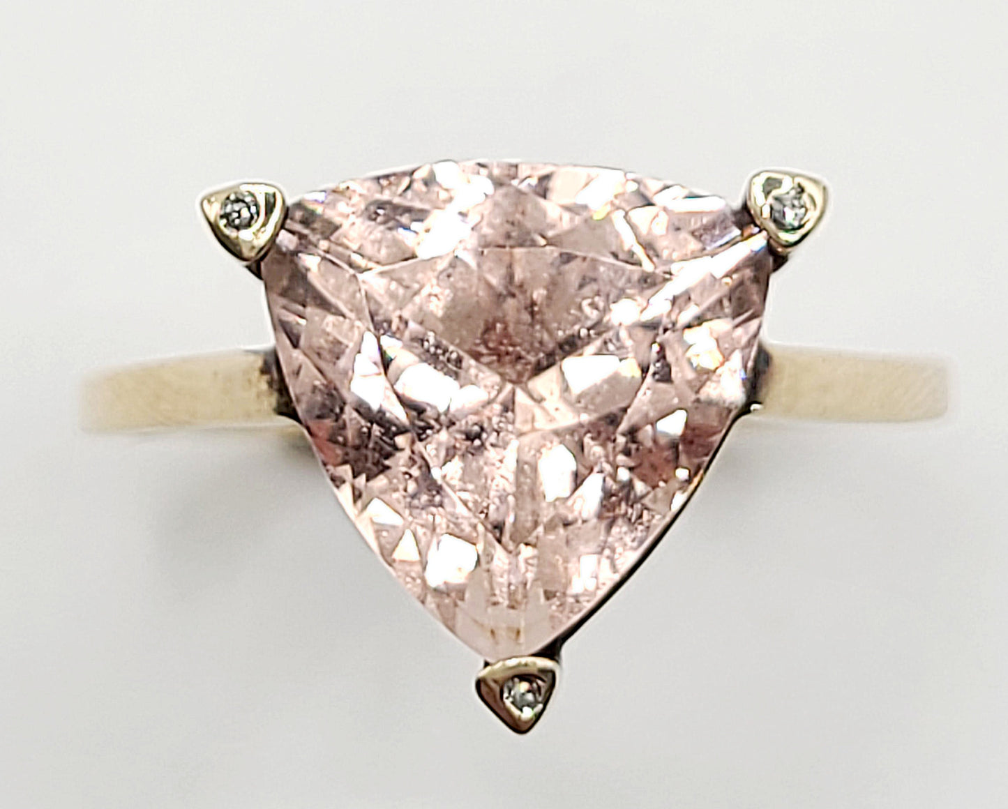 Trilliant Cut approx 5ct Morganite on 9ct Gold Ring