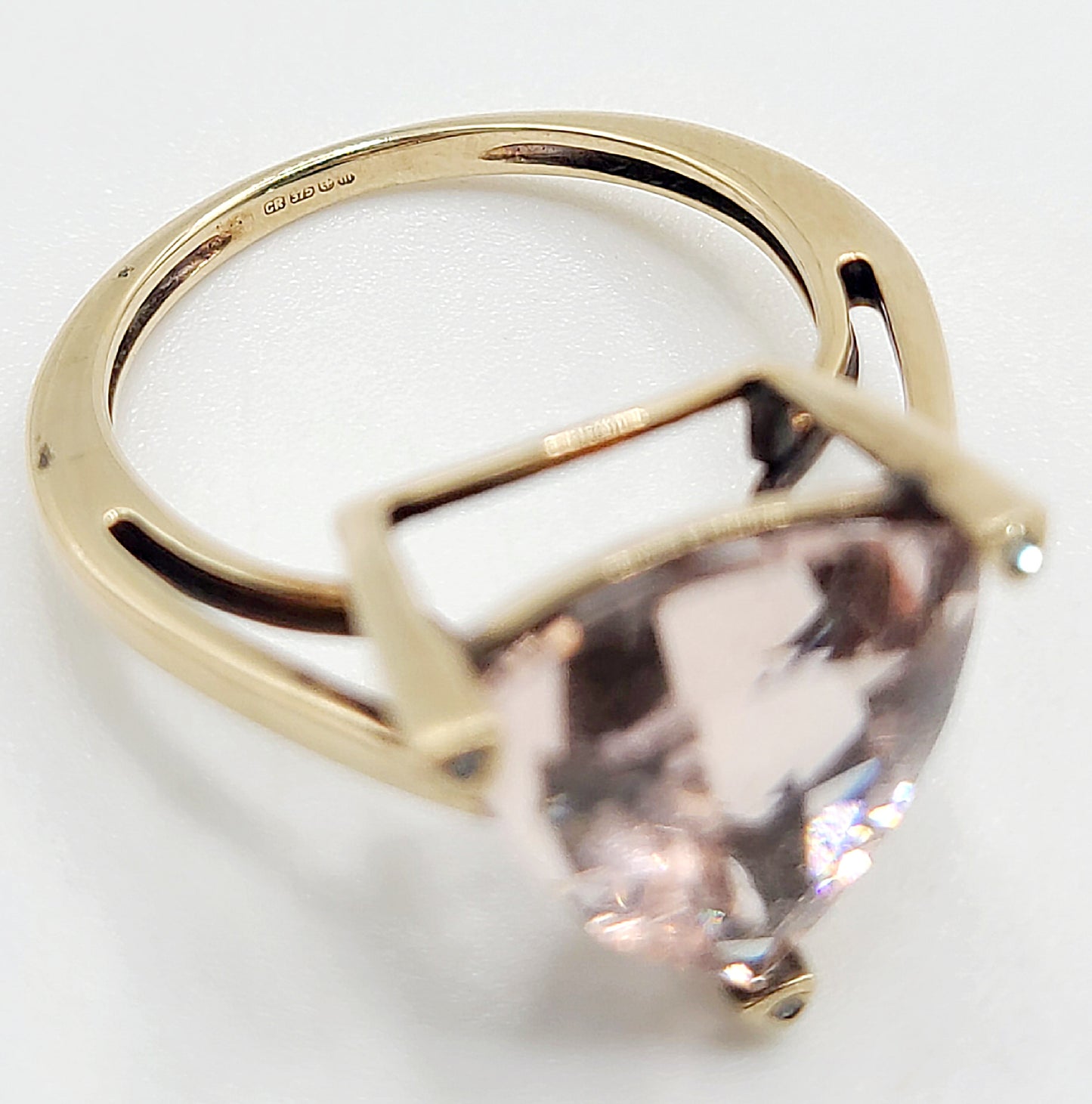 Trilliant Cut approx 5ct Morganite on 9ct Gold Ring