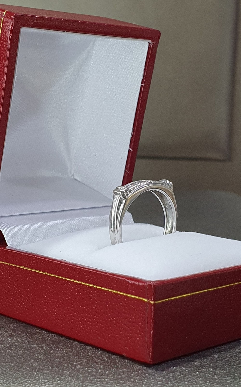 Fine Art Deco Style Diamond 18ct White Gold Ring