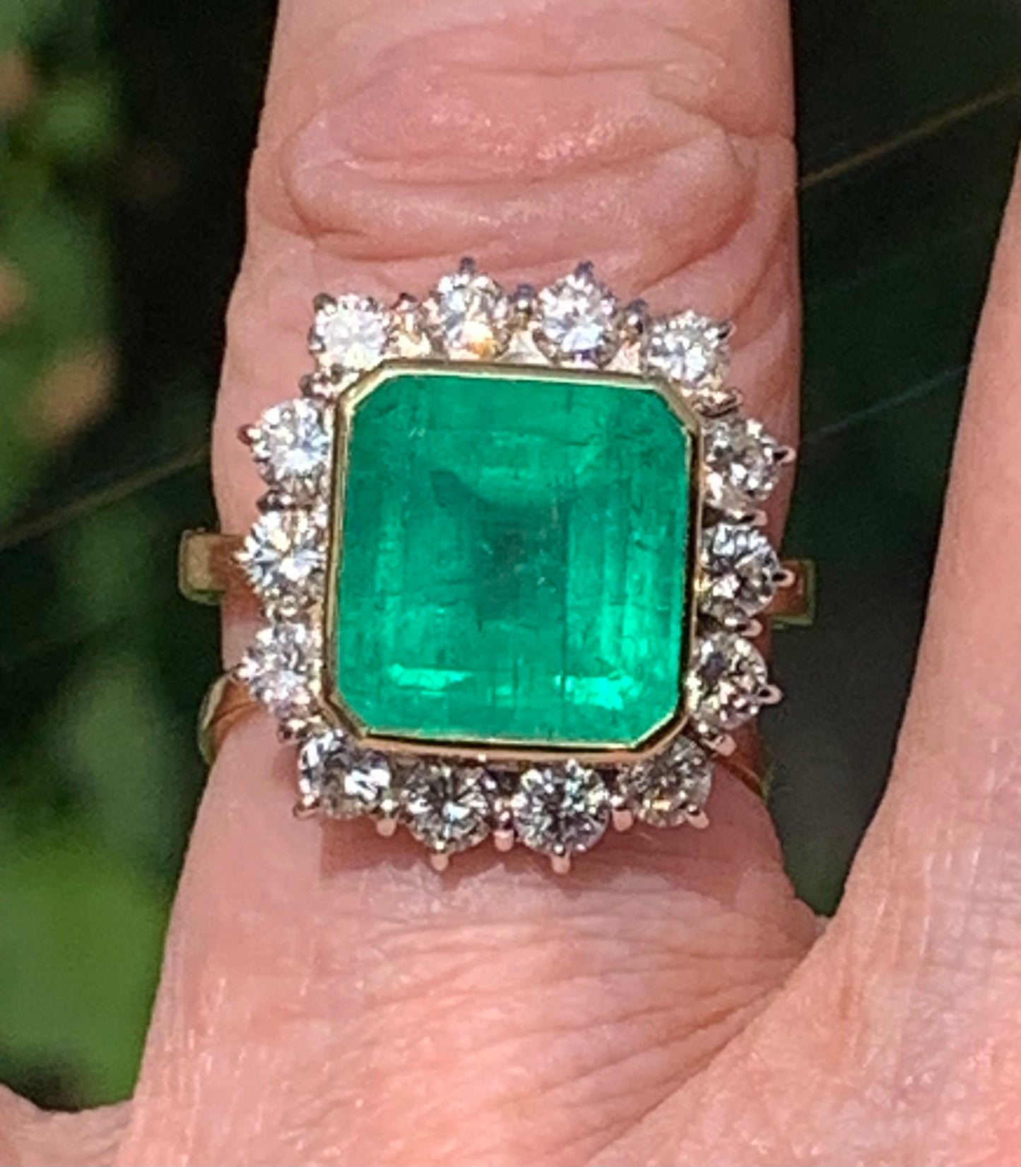 Exceptional 8.3ct Columbian Emerald & Diamond 18ct Gold Cluster Ring - Size P1/2