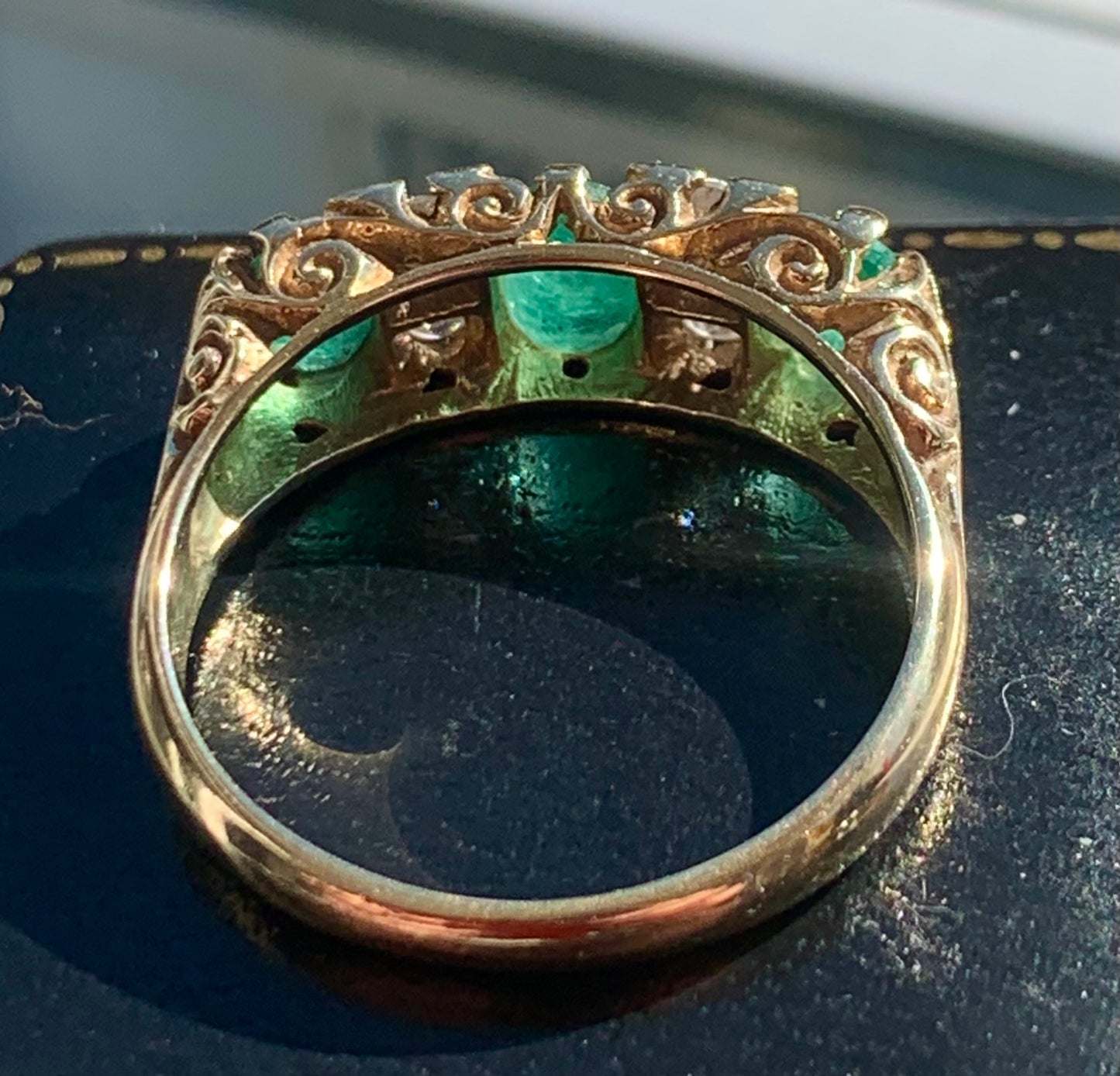 Stunning Emerald and Diamond Trilogy Ring in 9ct Gold - Size P