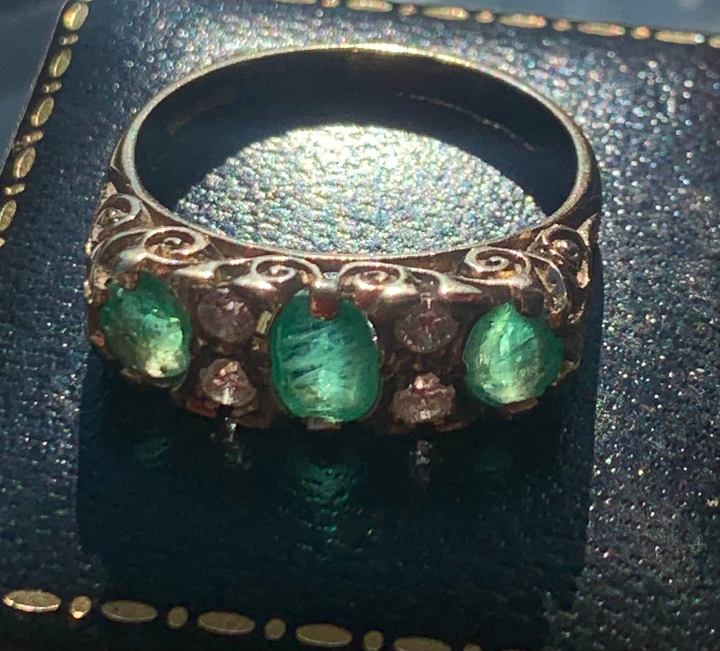 Stunning Emerald and Diamond Trilogy Ring in 9ct Gold - Size P