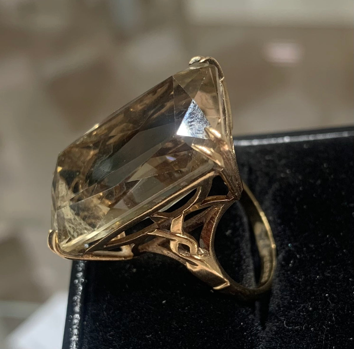 Fabulous 10ct Smoky Quartz 9ct Gold Ring - (P)
