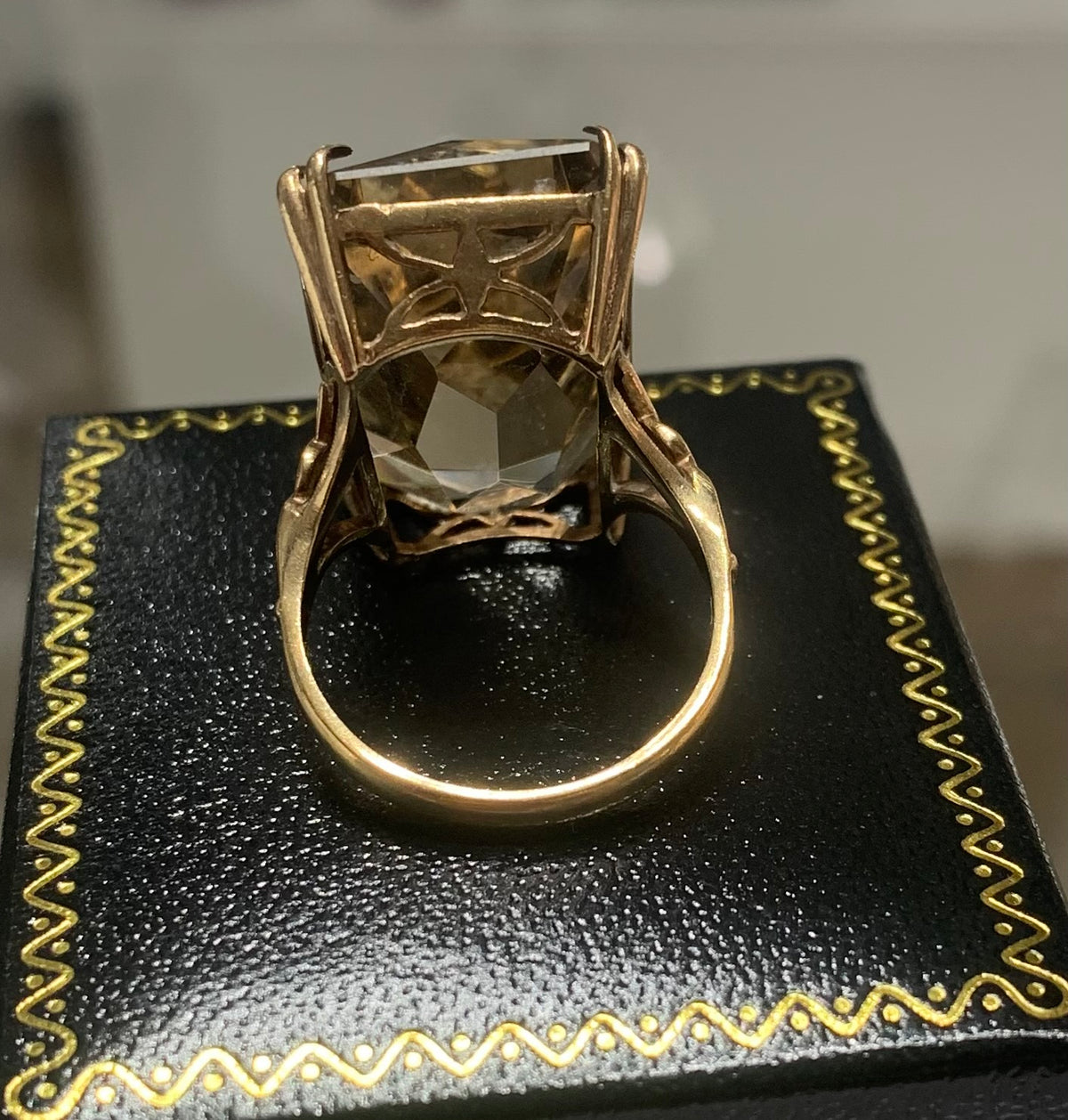Fabulous 10ct Smoky Quartz 9ct Gold Ring - (P)