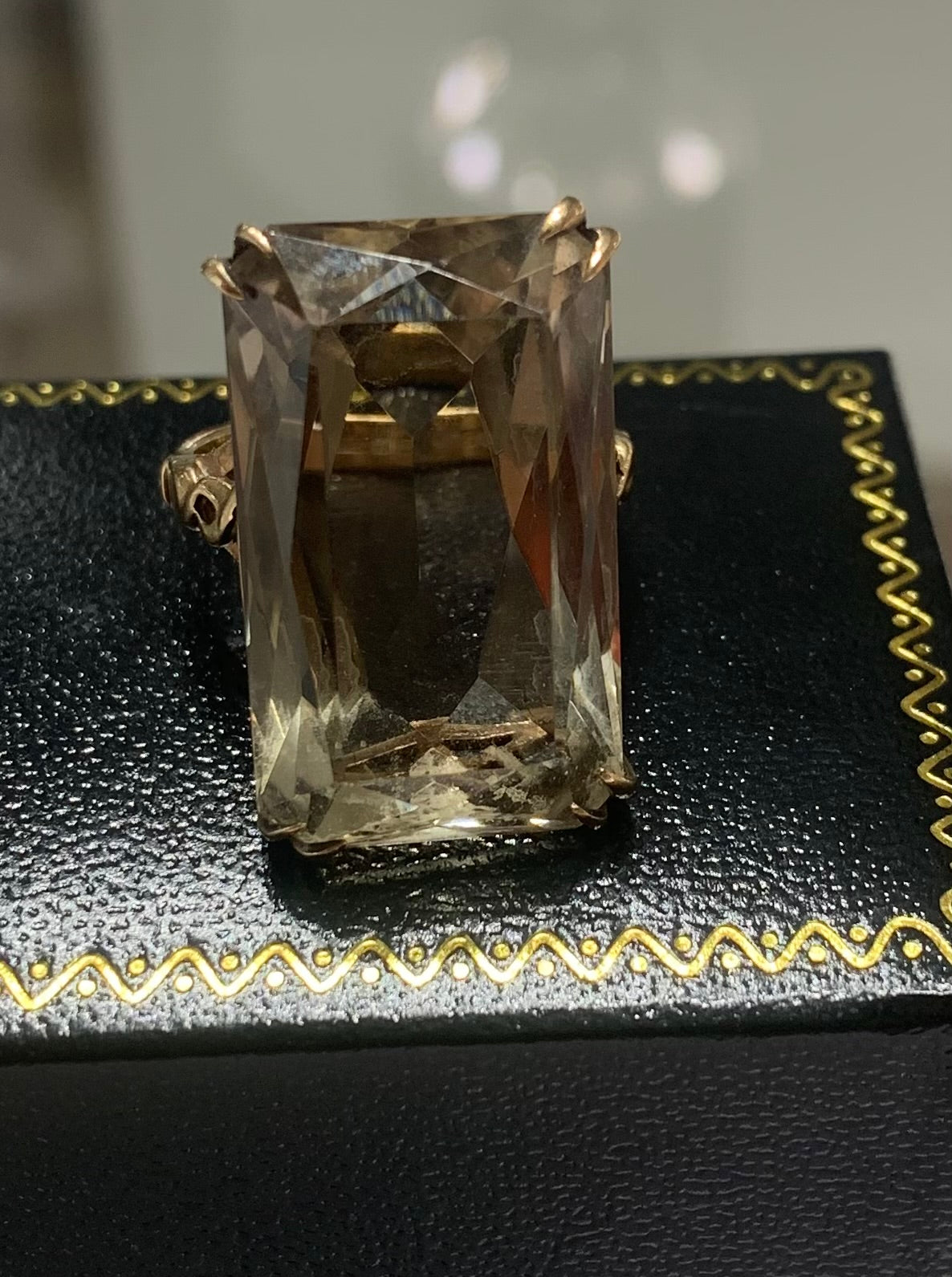 Fabulous 10ct Smoky Quartz 9ct Gold Ring - (P)