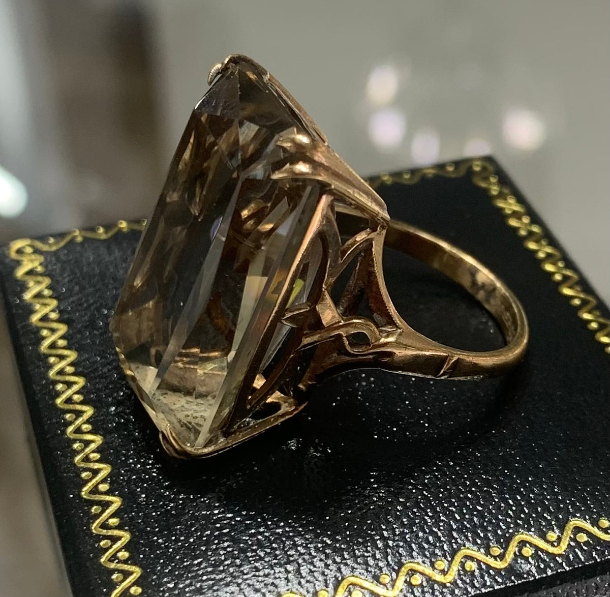 Fabulous 10ct Smoky Quartz 9ct Gold Ring - (P)