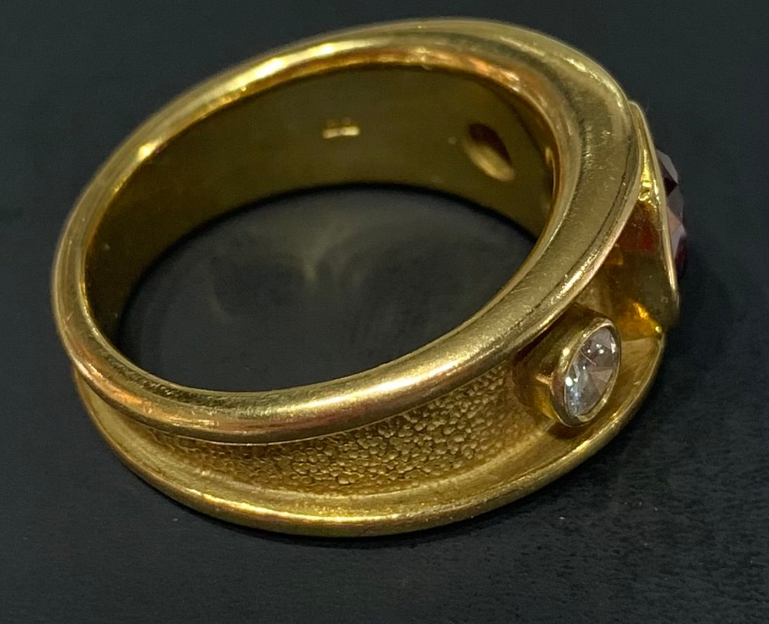 Striking Ruby & Diamond 18ct Gold Tapered Ring - Size R