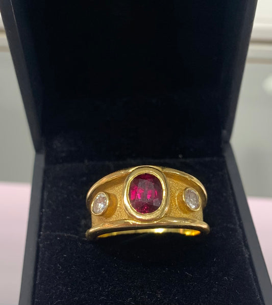 Striking Ruby & Diamond 18ct Gold Tapered Ring - Size R