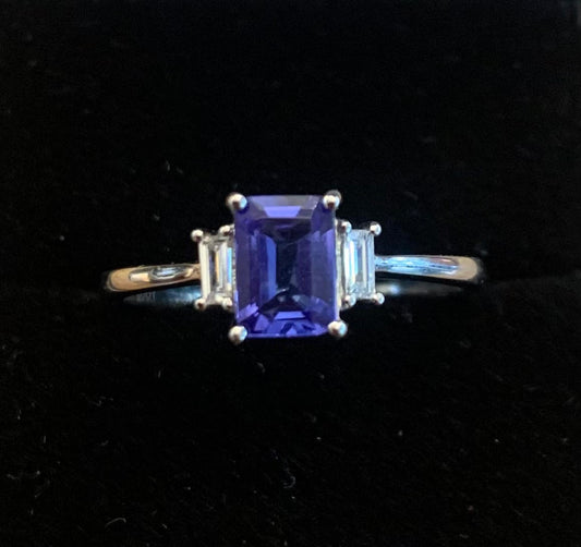Beautiful Tanzanite & Diamond ring set in Platinum - Size R