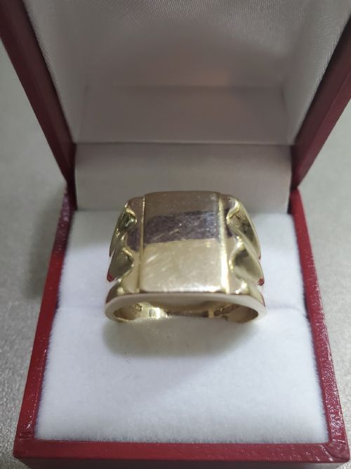 Heavy Vintage 9ct Gold Signet Ring (S1/2)