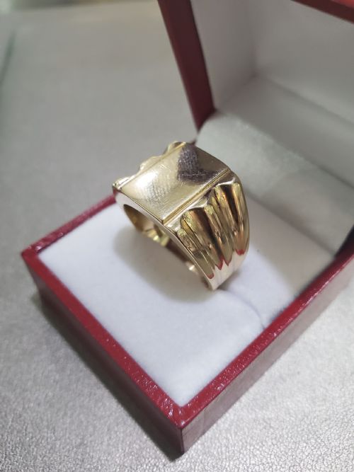 Heavy Vintage 9ct Gold Signet Ring (S1/2)